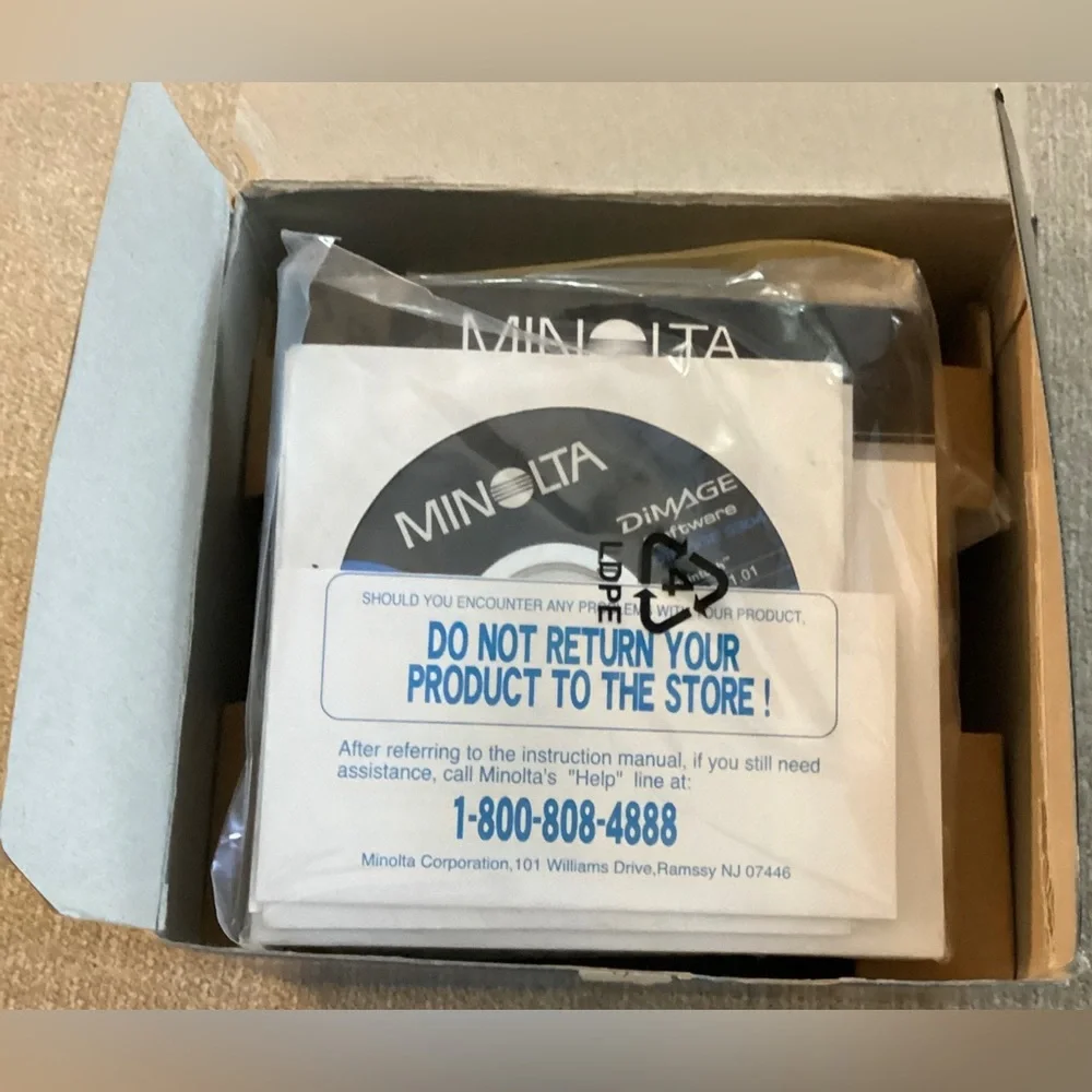 Minolta Dimage S304 digital camera open box